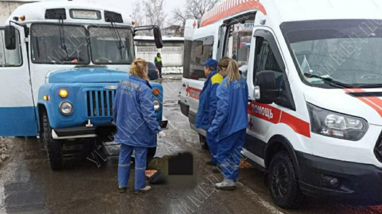 FOTO Se zbate între viață și moarte: O femeie din Râbnița a fost lovită de un autobuz, pe o trecere de pietoni
