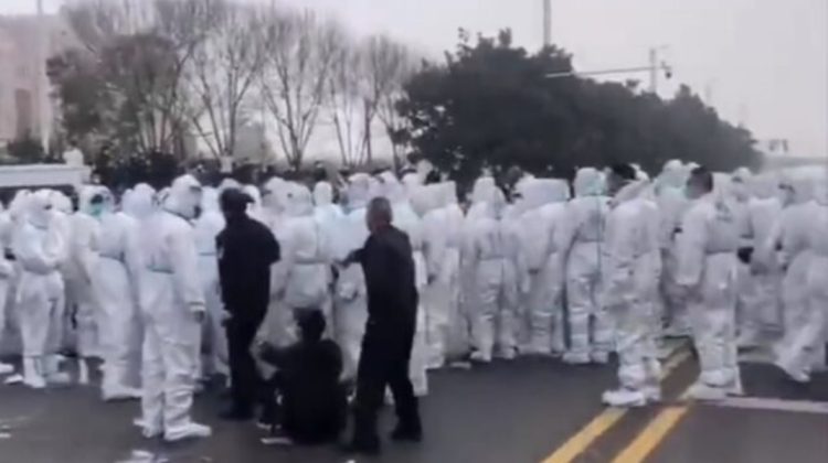 VIDEO Proteste violente la cea mai mare fabrică iPhone din lume. Angajații nu mai suportă restricțiile anti-Covid