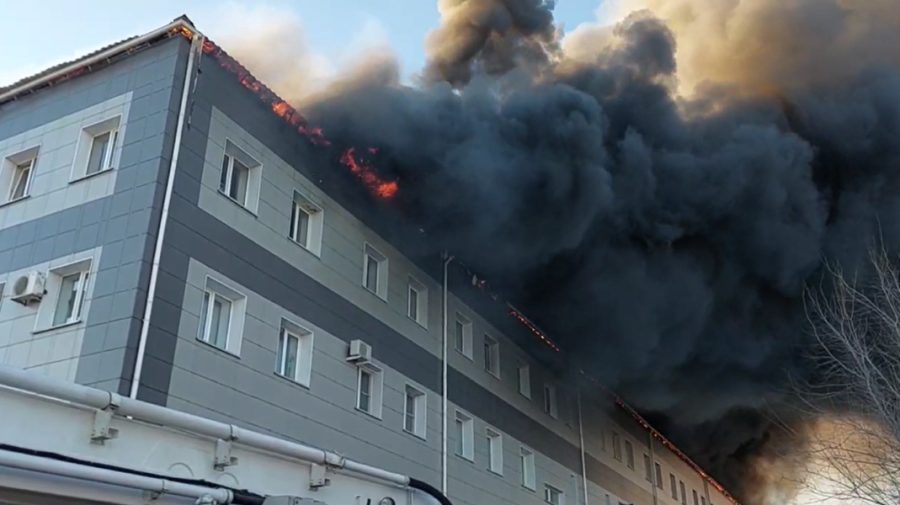 VIDEO Arde ca o torță! Un depozit din Rusia a luat foc. Peste 50 de pompieri încearcă să stingă flăcările