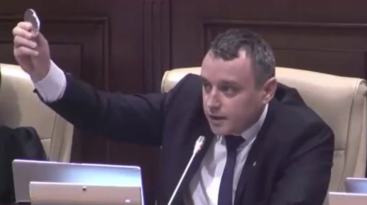 VIDEO Arginți pentru „Iuda” din Parlament. Un deputat BCS, „răsplătit” de doi cetățeni pentru „servilism către Putin”