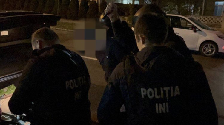 VIDEO Un bărbat, căutat de Interpol, găsit într-un apartament din Chișinău. Din ce țară a fugit