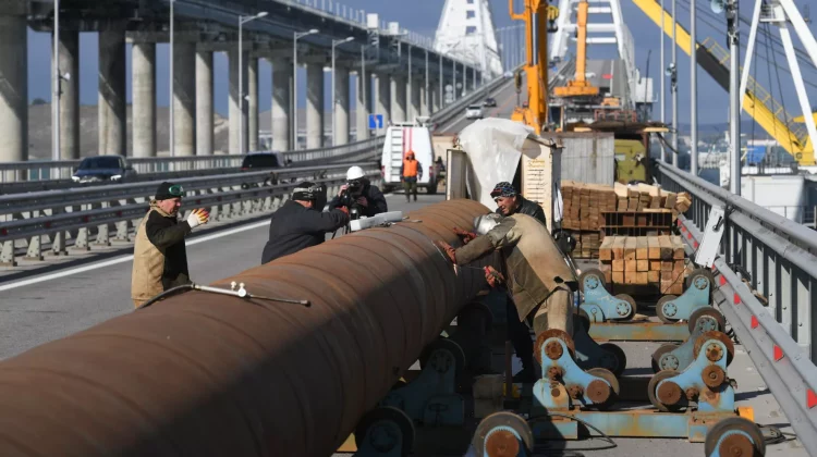 La o lună de la explozie, traficul pe podul din Crimeea se sistează complet. Cât timp circulația va fi oprită?
