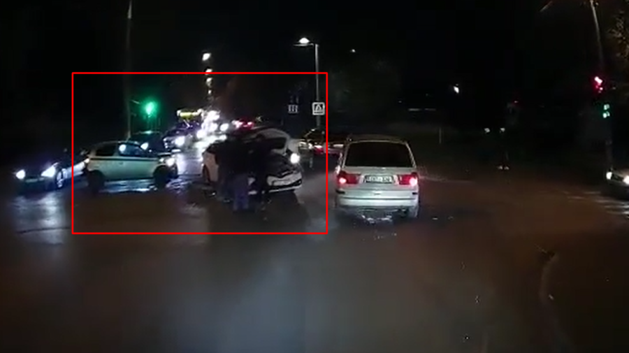 VIDEO Accident violent în Capitală! Cel puțin două automobile au fost avariate
