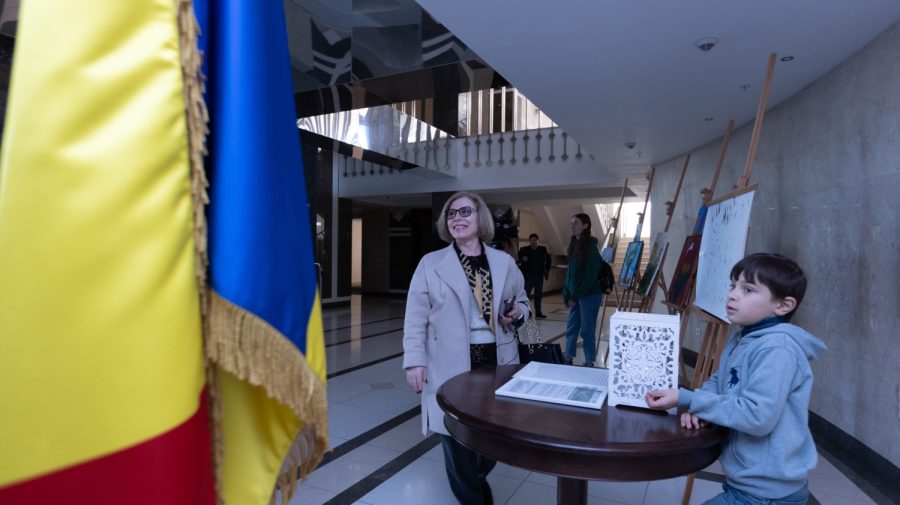 FOTO „Arta în susținerea păcii”. Copiii din Moldova și refugiații ucraineni vând tablouri la Parlamentul de la Chișinău