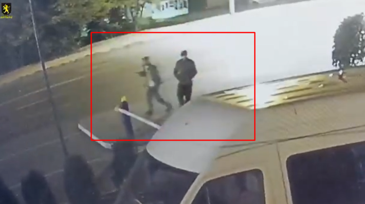 VIDEO Nu s-au gândit la consecințe! Momentul în care doi indivizi fură o mașină dintr-o parcare