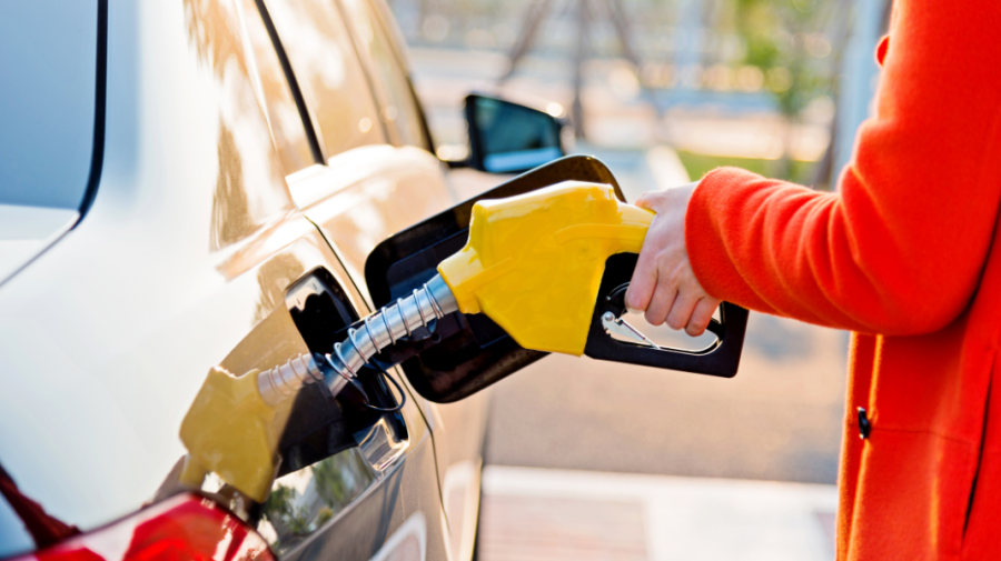 Benzina mai scumpă, motorina mai ieftină. Cât vom plăti miercuri pentru carburanți?