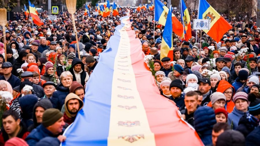 FOTO, VIDEO Mii de oameni poartă un drapel al Republicii Moldova cu o lungime de 200 de metri, scandând: „Demisia”!