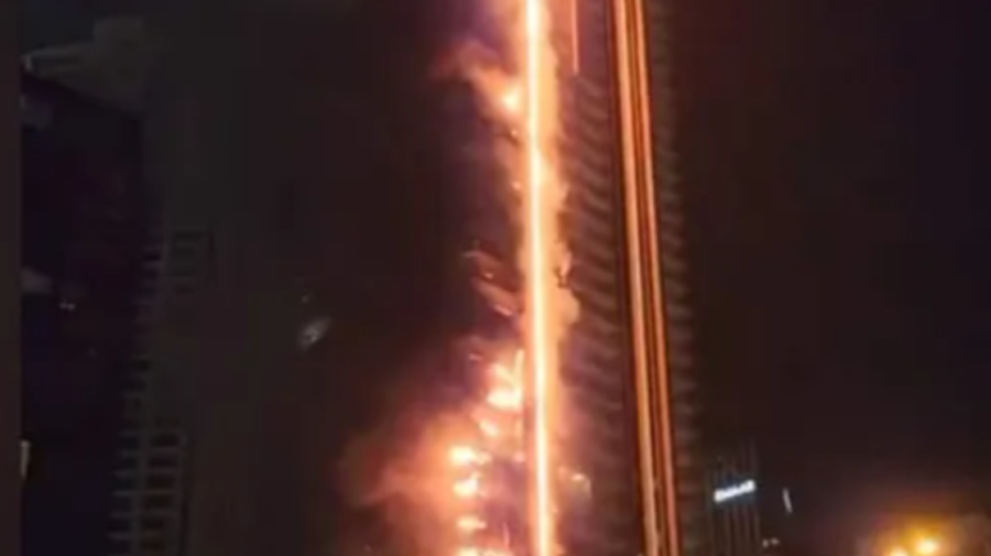 VIDEO Incendiu devastator în Dubai. Un zgârie nori de lângă Burj Khalifa a luat foc