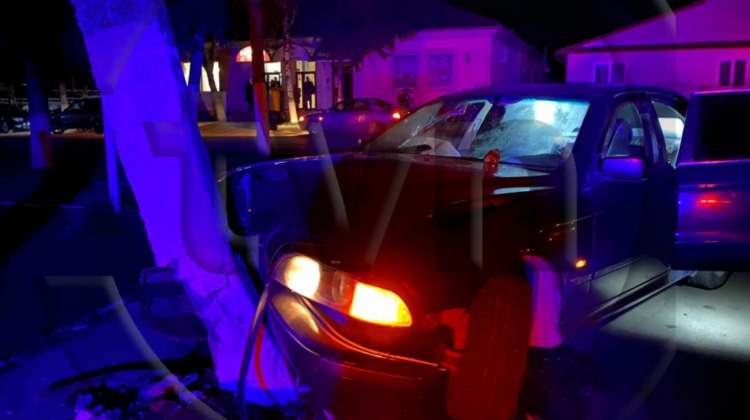 FOTO Un șofer din Edineț a „zburat” cu mașina într-un pilon de electricitate. Ce spune poliția