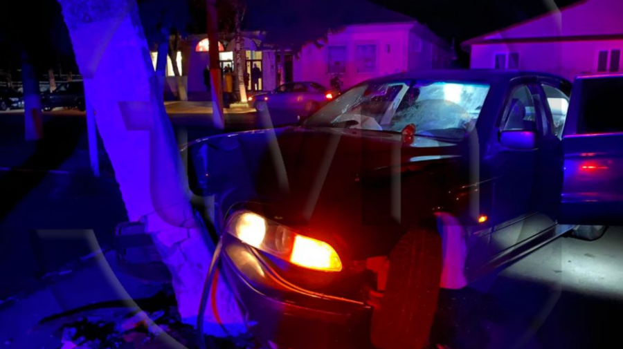 FOTO Un șofer din Edineț a „zburat” cu mașina într-un pilon de electricitate. Ce spune poliția