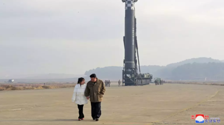 FOTO Imagini rare de la Phenian! Dictatorul Coreei de Nord a apărut pentru prima dată alături de fiica lui