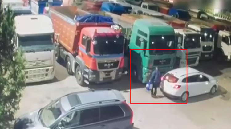 VIDEO A crezut că nu-l vede nimeni! Momentul în care un bărbat fură combustibil din rezervorul a două autocamioane