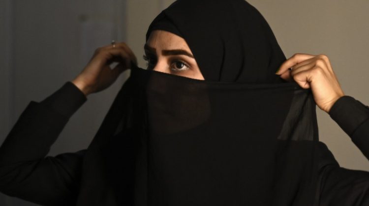 Pedepse aspre pentru nepurtarea hijabului, în Iran! Femeile riscă până la 15 ani de închisoare