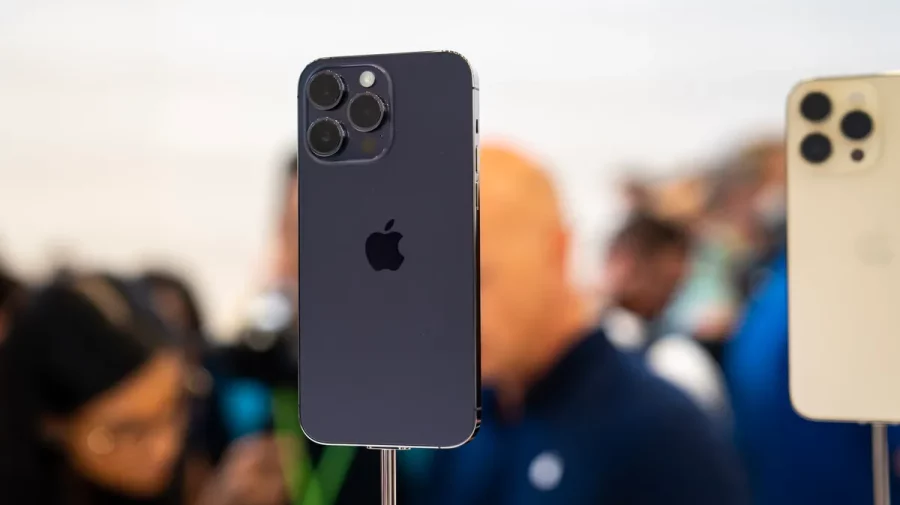 Mulți oameni de-abia își permit să mănânce și să plătească facturile, dar au iPhone. Care-i explicația?!