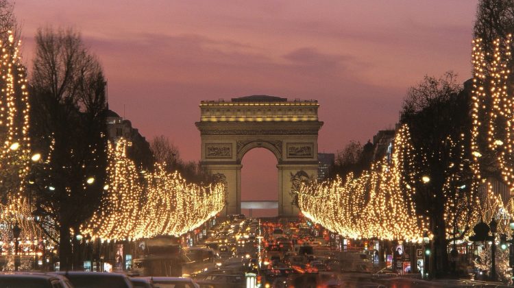 FOTO Parisul aprinde luminițele de sărbători pe Champs-Élysées, dar nu pentru o perioadă lungă de timp