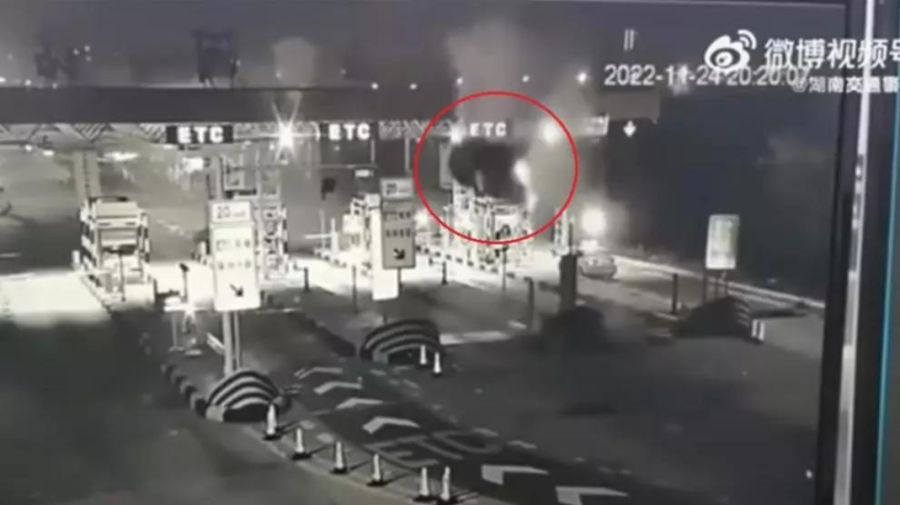 VIDEO Accident spectaculos în China! A fost surprins momentul în care un automobilul zboară 15 metri în aer