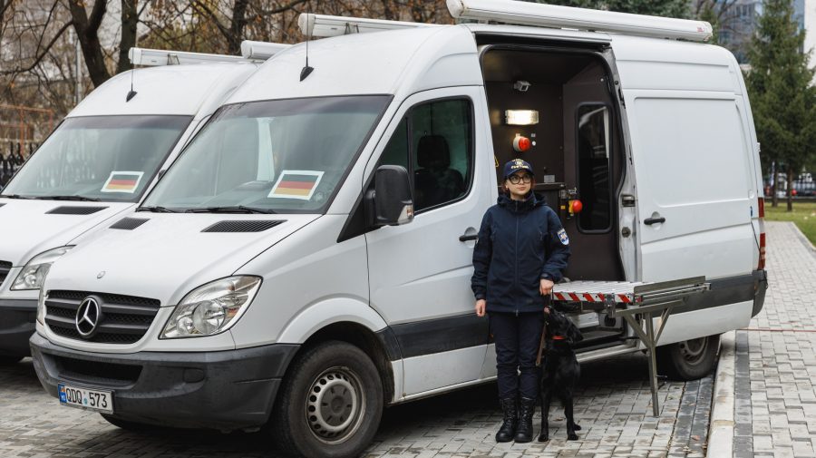VIDEO Serviciului Vamal a primit microbuze dotate cu echipamentul necesar pentru scanarea bagajelor. Din partea cui