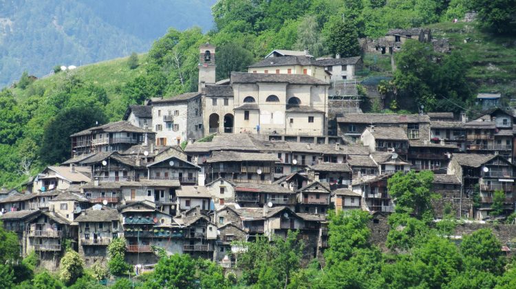 Locuitorii unui sat italian vor să addere la Elveţia. Motivul: S-a închis telecabina