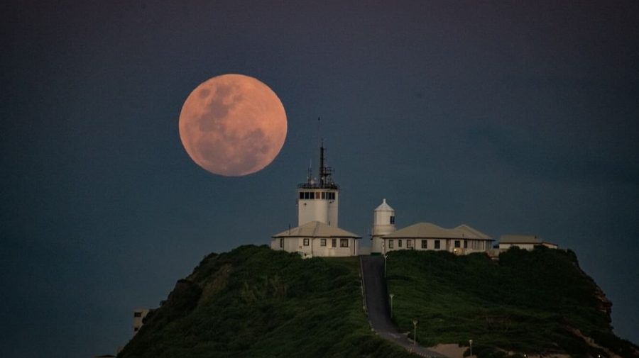 FOTO, VIDEO Cu ochii spre cer! Cum a fost văzută eclipsa totală de Lună în diferite colțuri ale lumii