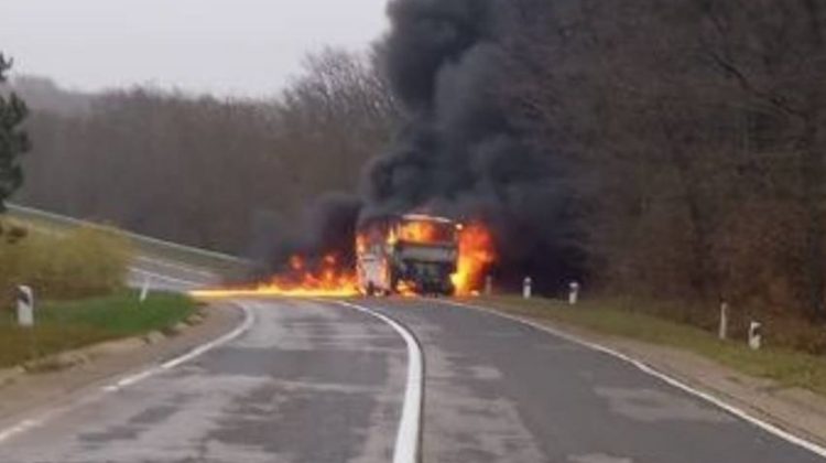 Un autocar a luat foc azi! La câteva minute, altul a fost implicat în accident. Pasagerii veneau organizat la protest