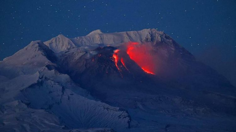 FOTO Cel mai înalt vulcan din Eurasia a început să erupă și aruncă „bombe” cu o frecvență de până la 10 explozii pe oră
