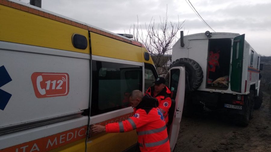 Drumuri bune în Moldova: Ambulanța nu a putut ajunge la o bătrână din cauza noroiul. Au intervenit salvatorii