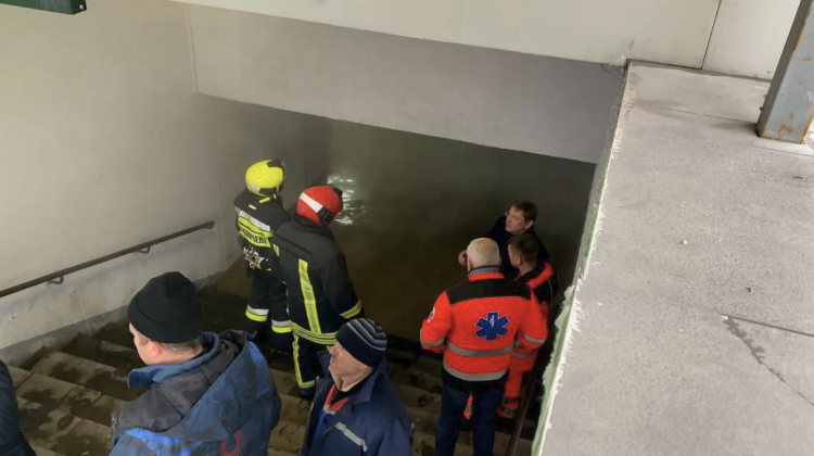 VIDEO „Fierbinte”! O țeavă cu apă s-a spart într-o subterană din zona Circului. Au intervenit pompierii