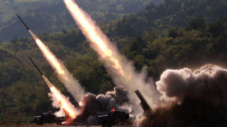 „Își arată mușchii”. Coreea de Nord a lansat 4 rachete balistice, în timp ce sud-coreenii și SUA desfășoară exerciții