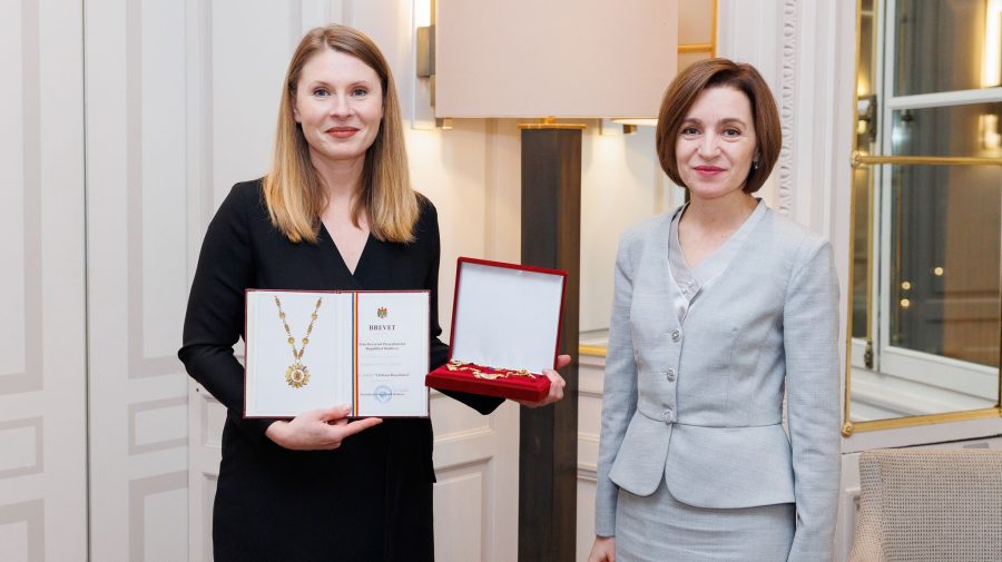 FOTO Scriitoarea Tatiana Țîbuleac a primit „Ordinul Republicii”! Premiul i-a fost adus la Paris chiar de Maia Sandu