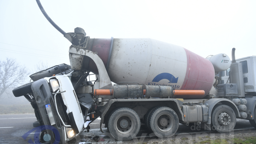 FOTO Noi imagini de la accidentul produs la Soroca! Un bărbat a rămas blocat între microbuz și betonieră