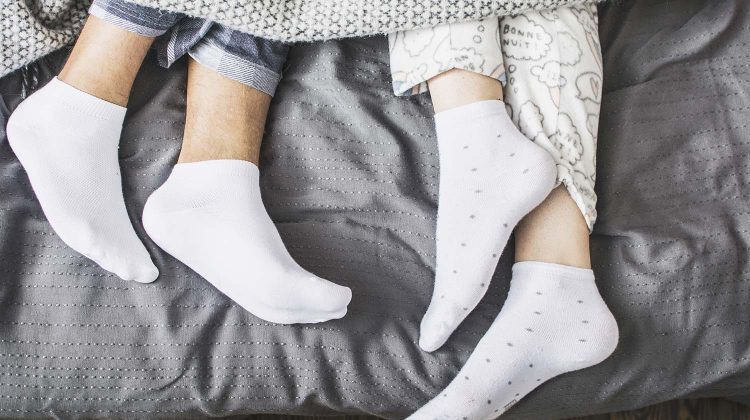 Dormitul cu șosete în picioare are efecte nebănuite asupra somnului