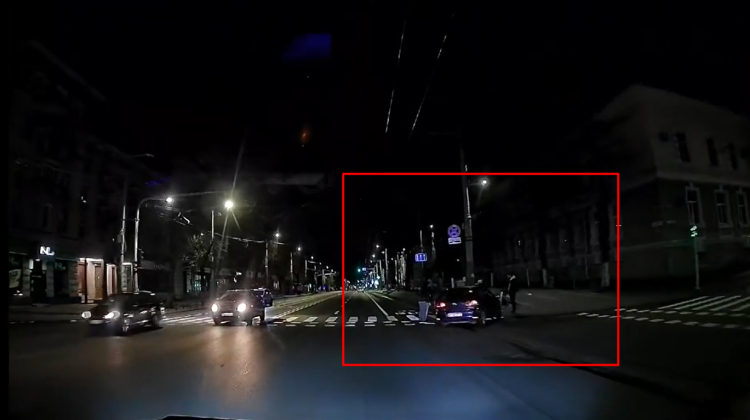 VIDEO Un automobil a „zburat” într-un semafor, pe Bulevardul Ștefan cel Mare și Sfânt. Ce a declarat șoferul