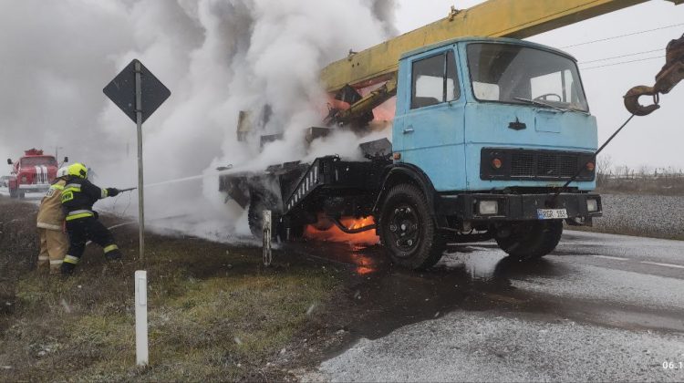 FOTO, VIDEO O automacara, cuprinsă de flăcări pe un drum din sudul țării! Trei autospeciale au intervenit la incendiu