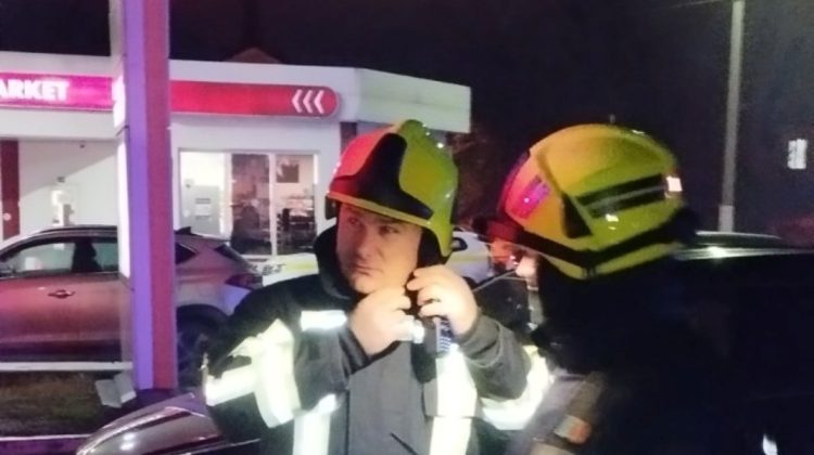 FOTO Incendiul mai jos de Piața Centrală, stins complet a 2-a zi. Pompierii au luptat ore! În preajmă era o benzinărie