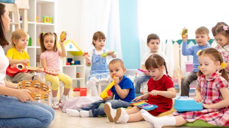Aprobat: Părinții cu copii, care au vârsta până la 3 ani, vor putea reveni mai rapid la serviciu