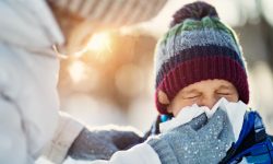 Te-ai întrebat vreodată de ce gripa și răceala afectează mai mulți oameni în timpul iernii? Iată răspunsul
