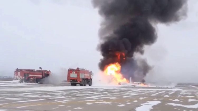 VIDEO Un elicopter a luat foc în Buriatia. Trei membri ai echipajului au murit