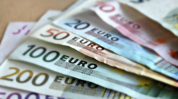 CURS VALUTAR 27 decembrie: Euro și dolarul continuă să se ieftinească