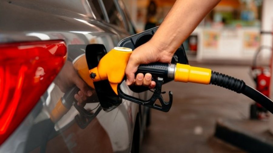 Suflă vântul în buzunare! Prețul carburanților crește pe zi ce trece. Cât costă azi