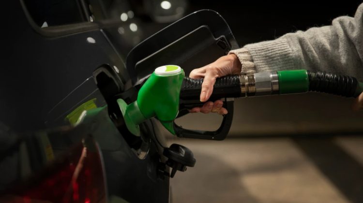 Benzina se scumpește, iar motorina bate pasul pe loc. Cât vor plăti azi șoferii