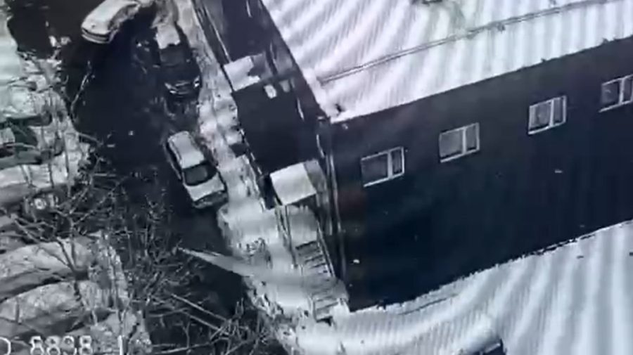 FOTO, VIDEO La un pas de moarte! Un țurțure uriaș a căzut peste un general din Rusia
