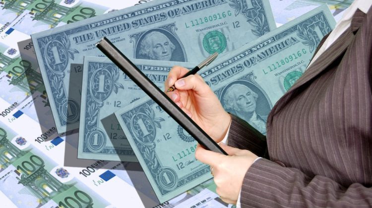 CURS VALUTAR 30 decembrie: Moneda națională câștigă poziții! Cât costă euro și dolarul