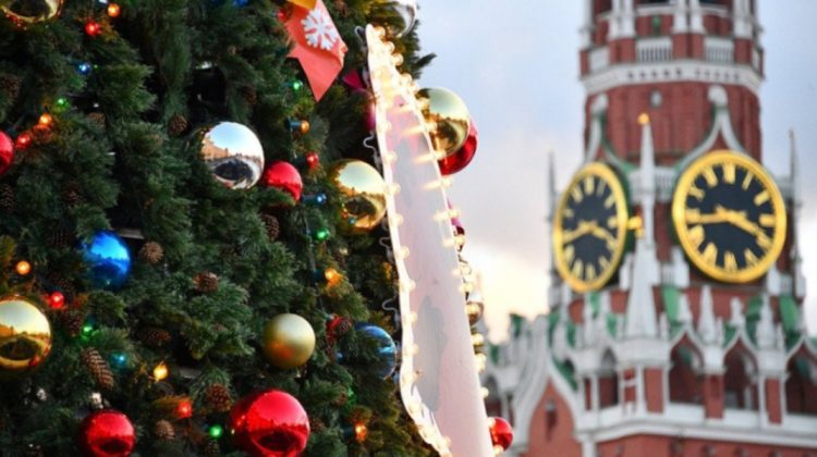 Moscoviții puteau să rămână fără brad! Un necunoscut a încercat să incendieze pomul din Piața Roșie