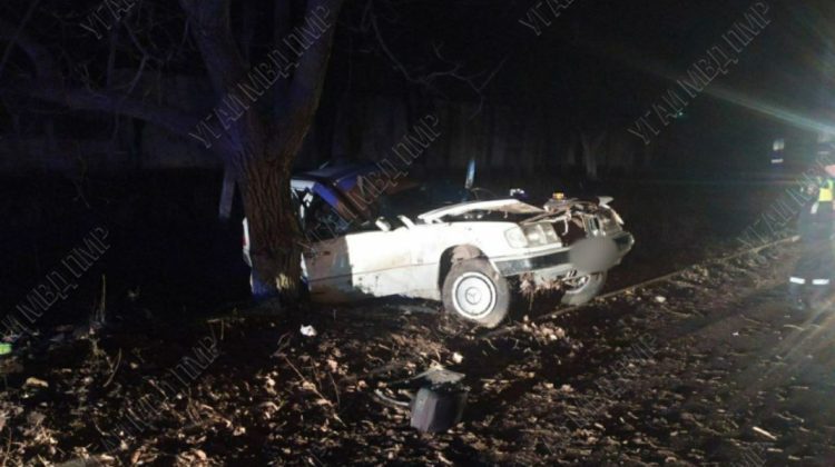 FOTO Accident tragic la Rîbnița: Un pasager a murit, iar șoferul se află în stare gravă