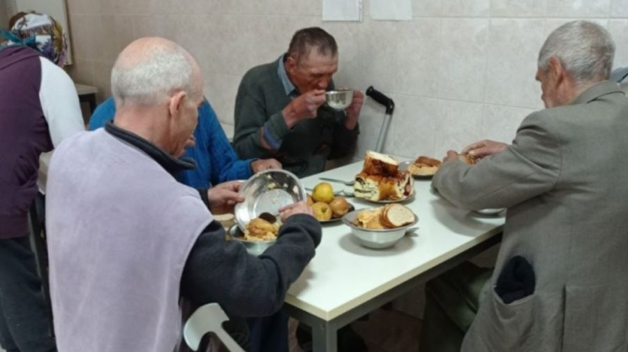 FOTO O vorbă bună și un prânz cald. 73 de persoane au găsit adăpost la Centrul de găzduire din Capitală