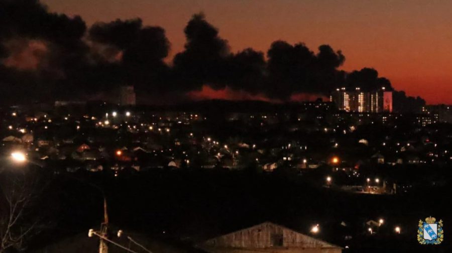 VIDEO Fum dens și flăcări: Aeroportul din Kursk a fost atacat cu drone