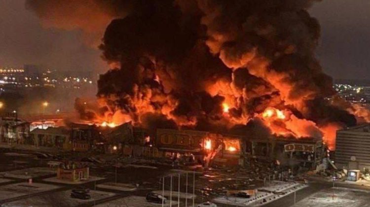 FOTO, VIDEO Un magazin din suburbia Moscovei a fost mistuit de flăcări. Sunt morți