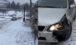 VIDEO Popularitatea costă… Lexusul avariat. Un șofer a izbit mașina de un stâlp cât filma video pentru TikTok