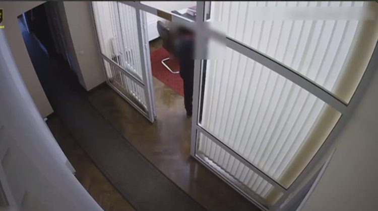 VIDEO A intrat, a luat şi a plecat. Momentul în care un individ fură un portmoneu dintr-un birou de avocaţi