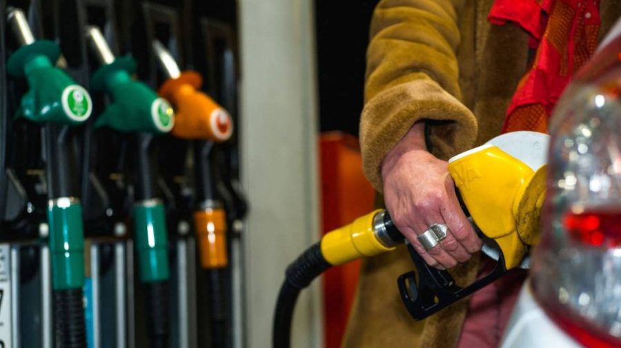 Veștile bune se țin lanț! ANRE anunță o nouă ieftinire a carburanților. Cât costă azi benzina